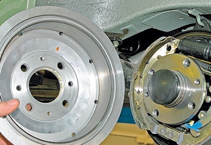 Руководства по ремонту Лада Гранта: замена тормозных колодок тормозного механизма переднего колеса