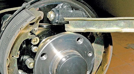 Lada Granta и Kalina: замена колодок тормозных механизмов передних колес